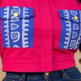 Poches en pagne bleu sur veste fuchsia