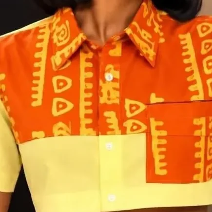 Col et empiècement en pagne orange sur crop top jaune