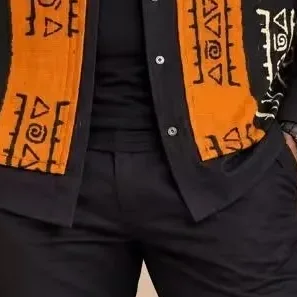 Bandes de pagne orange sur chemise noire