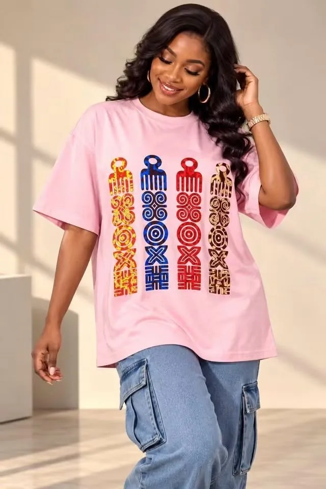 Attitude décontractée : t-shirt rose et jean cargo